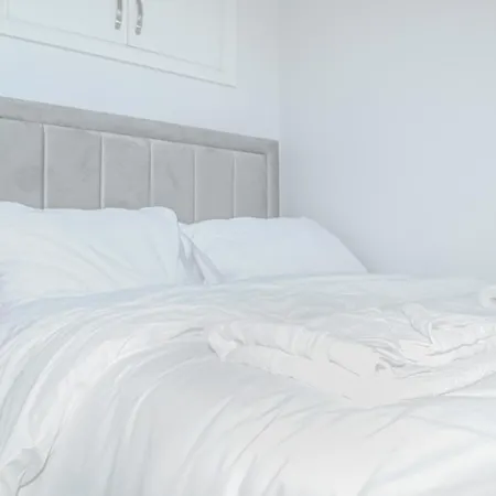 Luxury 5 Star Apartments, Parking, Garden, Near Metro Stations 10-15Mins To London